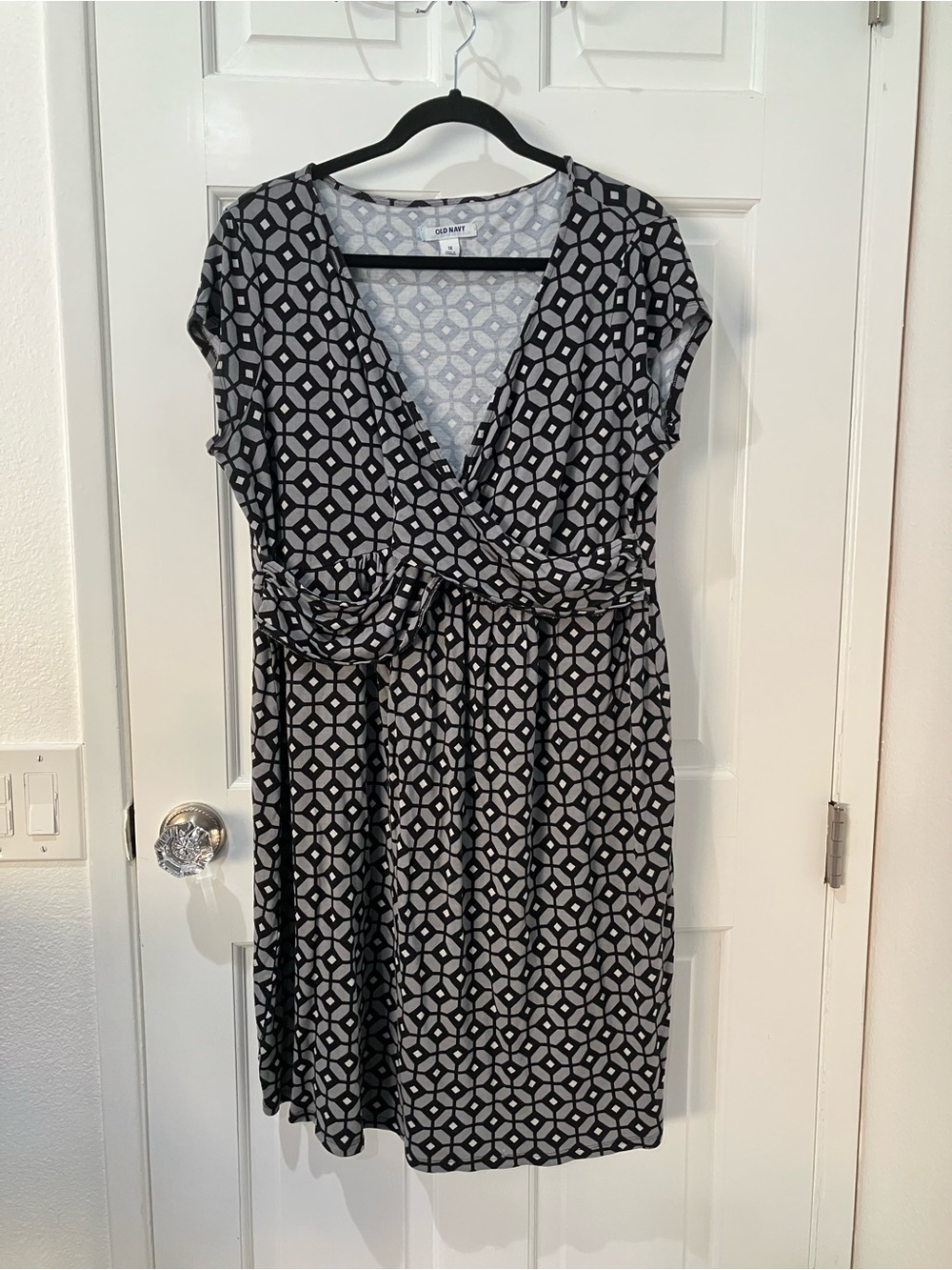 Old Navy Black & Gray Geometric Faux-Wrap Midi Dress